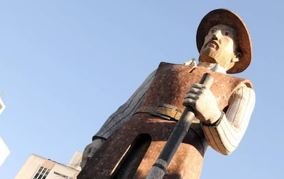 Monumento em homenagem ao bandeirante Borba Gato, em São Paulo