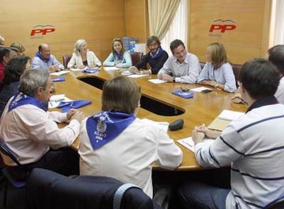 Basagoiti (en el centro, a la derecha, con una camisa a rayas) reunió ayer a su ejecutiva en Bilbao aprovechando la Aste Nagusia.