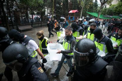 Agentes de la Policia Nacional intervienen las urnas en el colegio Ramon Llull.