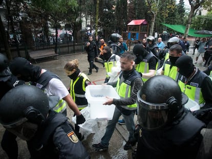 Agentes de la Policia Nacional intervienen las urnas en el colegio Ramon Llull.