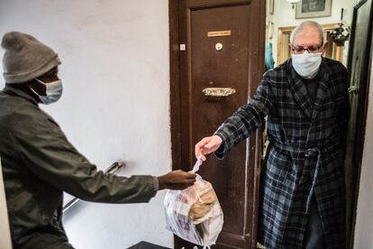 Dos veces a la semana, Lansseny le lleva a Piero la compra que le ha pedido. La entrega les da la oportunidad de conocerse e intercambiar libros e historias. El encuentro entre ambos ha sido posible gracias al proyecto Riconoscersi solidali promovido por el espacio La Riuso.