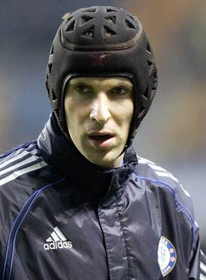 Cech, con su casco protector.