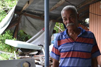 Fernando Cruz, 74 años, entre los escombros que aún habitan el galpón que tiene fuera de su casa.