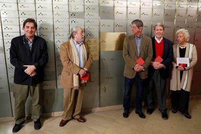 Desde la izquierda, Luis García Montero, Jesús Munarriz, Chus Visor, Jorge Herralde y Beatriz de Moura, este jueves.