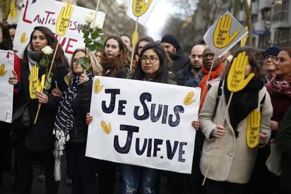 Una mujer con un cartel que reza "Yo soy judía" en la manifestación de este miércoles en París.