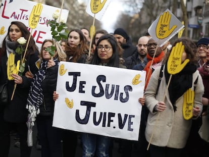 Una mujer con un cartel que reza "Yo soy judía" en la manifestación de este miércoles en París.