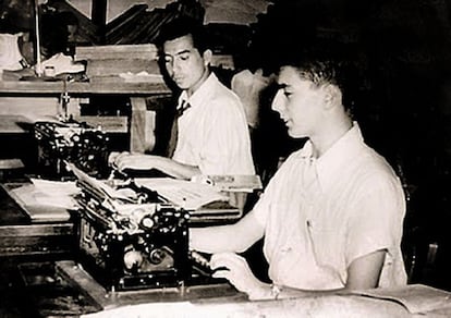 Mario Vargas Llosa (derecha) a los 16 a&ntilde;os, en su primer trabajo como periodista.