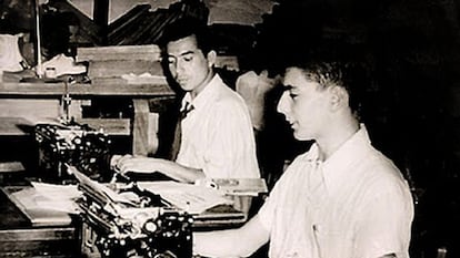 Mario Vargas Llosa (derecha) a los 16 años, en su primer trabajo como periodista.