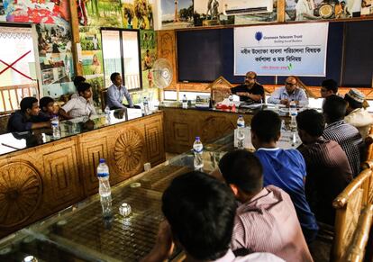 Empleados de Grameen Telecom Trust imparten un cursillo a pequeños emprendedores locales en la localidad de Thakurgaon, en el norte de Bangladesh.