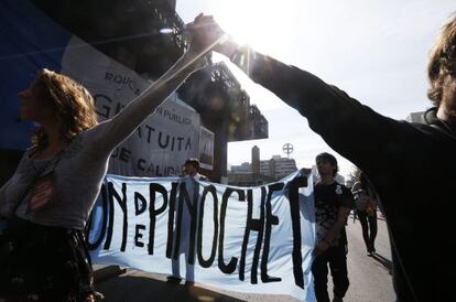 Una manifestación contra el legado de Pinochet en Santiago.