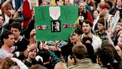 Fans de Kurt Cobain queman un cartel con la foto del músico en una velada en su memoria, el 10 de abril de 1994.