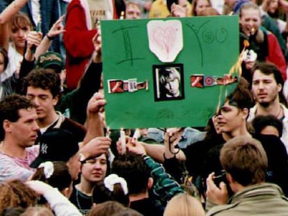 Fans de Kurt Cobain queman un cartel con la foto del músico en una velada en su memoria, el 10 de abril de 1994.