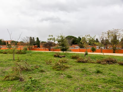 Parcela donde se construirá el cantón de Montecarmelo junto al Cementerio Municipal de Fuencarral.