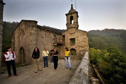 Un grupo de turistas en el monasterio de Caaveiro, en el parque natural de las Fragas del Eume (A Coruña).
