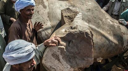 Trabajadores egipcios moviendo la cabeza descubierta del fara&oacute;n Psammetich I