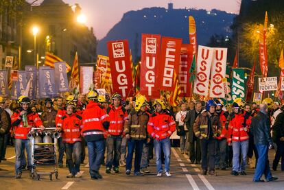 Bomberos, <i>mossos</i> y personal de la Administracin participaron en la manifestacin de Barcelona contra los recortes.