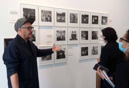 Valentín Roma explica la muestra de La Virreina sobre el libre de Susan Sontag 'Sobre fotografía'.