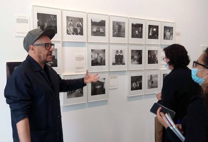 Valentín Roma explica la mostra de La Virreina sobre el llibre de Susan Sontag 'Sobre fotografía'.