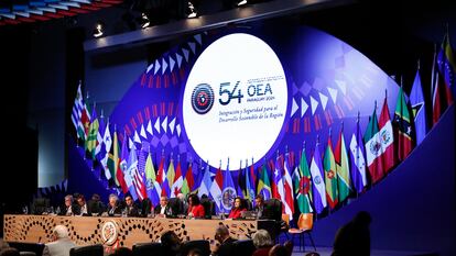 Representantes de los países miembros de la OEA durante la 54ª Asamblea General, en Luque (Paraguay), este 28 de junio.