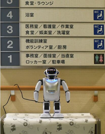 El Robot humanoide PALRO, en la residencia Shintomi, en Tokio.