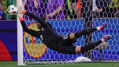 Diogo Costa detiene uno de los penaltis de la tanda contra Eslovenia.