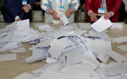 Miembros de una comisión electoral cuentan los votos durante las elecciones presidenciales y el referéndum sobre la adhesión a la UE, en Chisinau, Moldavia, este domingo.