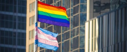 Las banderas del orgullo gay y trans. Getty