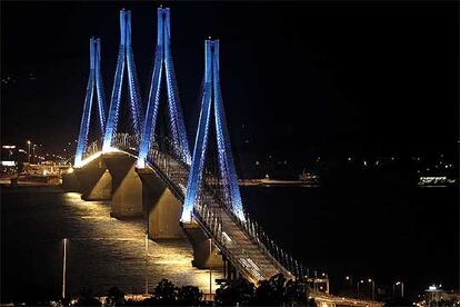 El puente de cableado de Rio-Antirio une estas dos localidades separadas por el istmo de Corinto. Mide 2.252 metros y tardó 42 años en construirse (se finalizó en 2004).