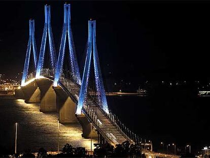 El puente de cableado de Rio-Antirio une estas dos localidades separadas por el istmo de Corinto. Mide 2.252 metros y tardó 42 años en construirse (se finalizó en 2004).