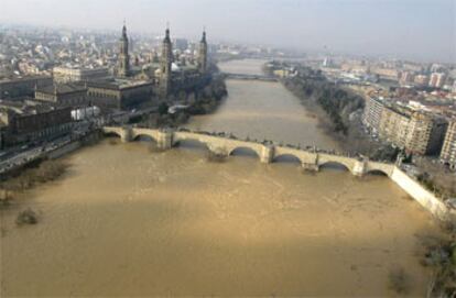 Imagen del río Ebro, a su paso por Zaragoza, donde ayer por la tarde alcanzó los 5,73 metros de altura y 2.956 metros cúbicos por segundo.