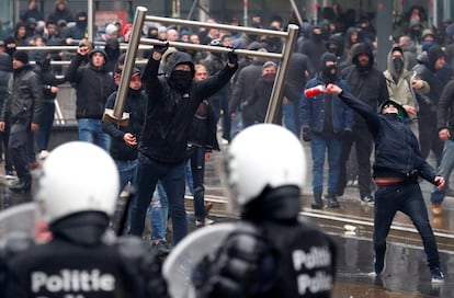 Segundo a polícia de Bruxelas, 5.500 pessoas compareceram ao chamado, concentradas na vizinhança das instituições europeias, onde houve incidentes e confrontos entre manifestantes e policiais.