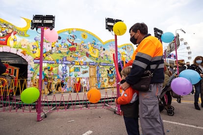 Matías y su hijo Hugo ante una de las atracciones de la Feria de Atracciones de Castellón en el horario especial inclusivo.