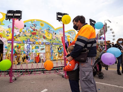 Matías y su hijo Hugo ante una de las atracciones de la Feria de Atracciones de Castellón en el horario especial inclusivo.