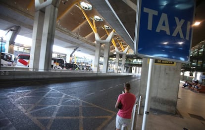 Parada del taxi vacía en el aeropuerto de Barajas (Madrid) durante la jornada de huelga de 24 horas del sector del taxi.