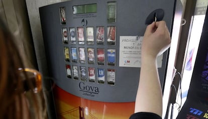 Una máquina expendedora de tabaco en un bar de Madrid