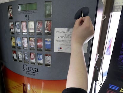 Una m&aacute;quina expendedora de tabaco en un bar de Madrid