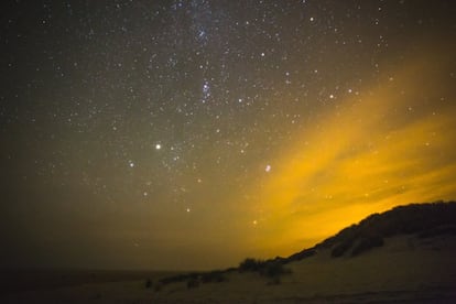 Dark Sky Park. Solo necesitará una manta, sentarse en la playa y esperar la noche y que salgan las estrellas para contemplar nítidamente la Vía Láctea y otros astros del firmamento. ¿Dónde? En el hermoso parque natural holandés de Boschplaat, en Terschelling, una de las islas de Frisia Occidental. Allí se ubica uno de los lugares más oscuros del mundo, el Dark Sky Park, famoso por la ausencia de contaminación lumínica y la negrura de sus cielos.