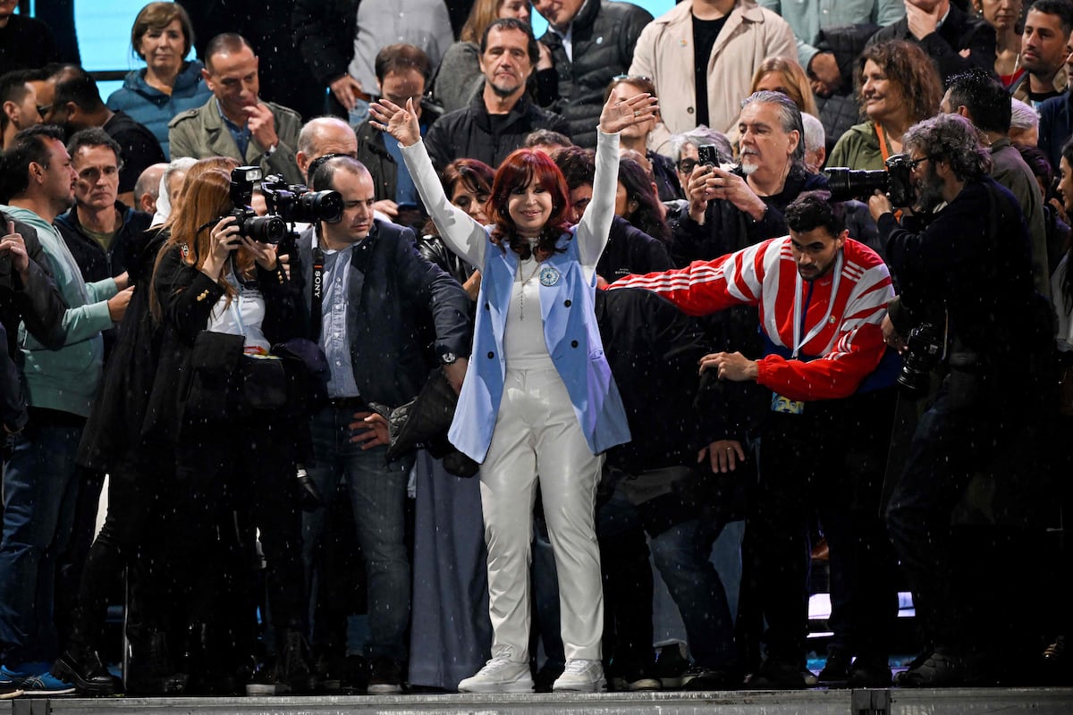 Cristina Kirchner exhibe en la plaza de Mayo su poder dentro del ...