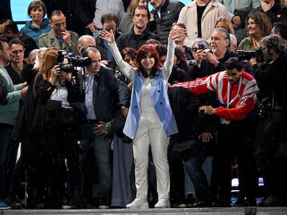 Cristina Fernández de Kirchner saluda desde el escenario este 25 de mayo en Buenos Aires.