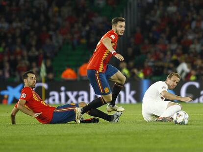 Busquets y Saúl persiguen a Kane.