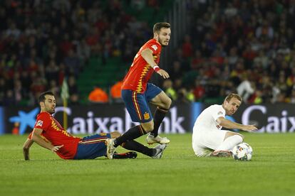 Busquets y Saúl persiguen a Kane.