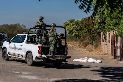 A las 9:10 de la mañana una patrulla de la Guardia Nacional se acercó al lugar tras ver el cuerpo, pero se retiraron de la zona.