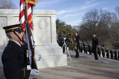 El presidente del Gobierno, Mariano Rajoy deposita una corona ante el monumento al soldado caído en el cementerio de Arlington.