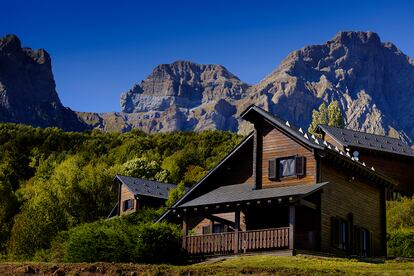 La escuela Californian Hot Yoga en medio de los Pirineos