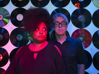 Los componentes del grupo The Bellrays, Kekaula y Bob Vennum.
