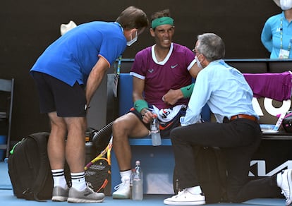 Nadal es atendido por el médico debido a su indisposición.