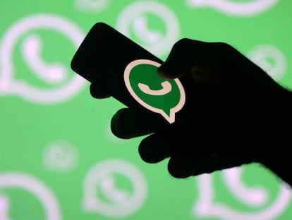 Montagem de um usuário e um celular em frente a um logotipo do WhatsApp.