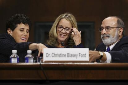 Christine Blasey Ford sentada entre sus abogados, Debra Katz y Michael Bromwich, durante su testificación.