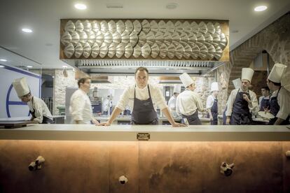 El chef Ángel León en la cocina de su restaurante Aponiente, en El Puerto de Santa María (Cádiz).