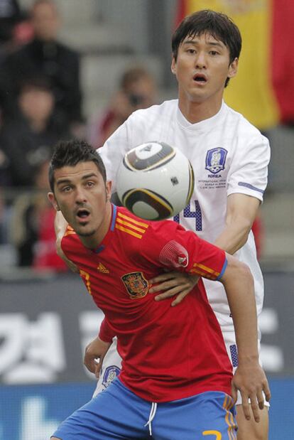 Villa espera el balón en el partido ante Corea del Sur.